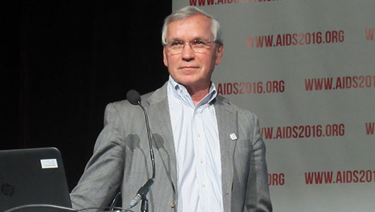 Craig Wilson, en su intervención en AIDS 2016. Foto: Liz Highleyman, hivandhepatitis.com